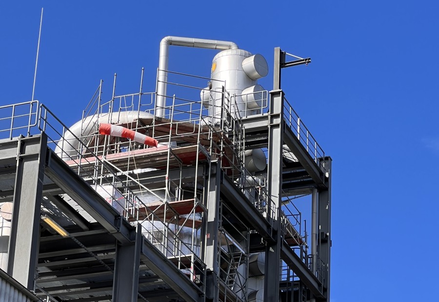 Equipment layout and piping design for a distillation column in a bioethanol plant