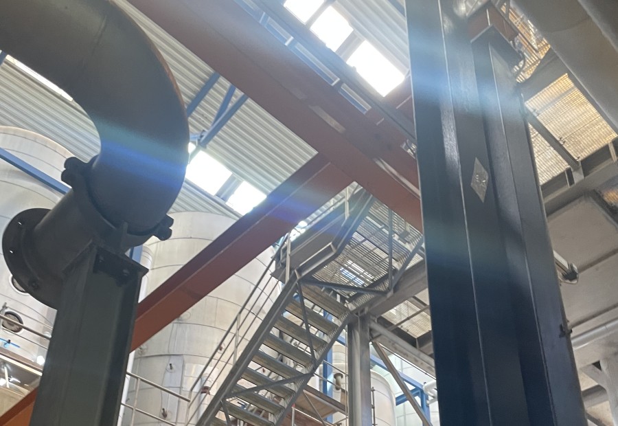 Installation concept with roof opening for filter presses in a sugar factory